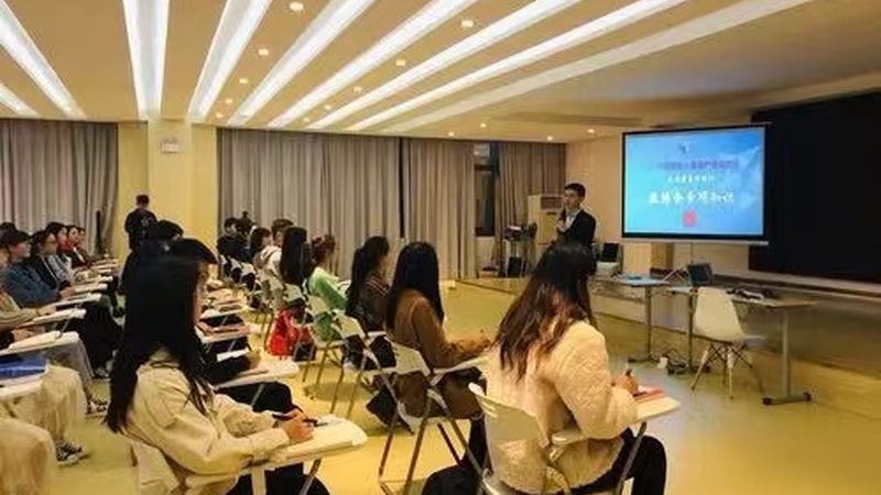 成人高考的报考对象主要包括以下几类人群：